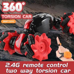 2.4G çift kumanda 4WD dönüşümü büküm dublör uzaktan kumanda araba kol saati <span class=keywords><strong>RC</strong></span> oyuncak araba şarjı montaj gerekli şarj
