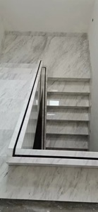 Pannello in pietra a nido d'ape in alluminio con rivestimento in marmo bianco Volakas per rivestimento a parete e scala a colonna e parete caratteristica - Product Image 3