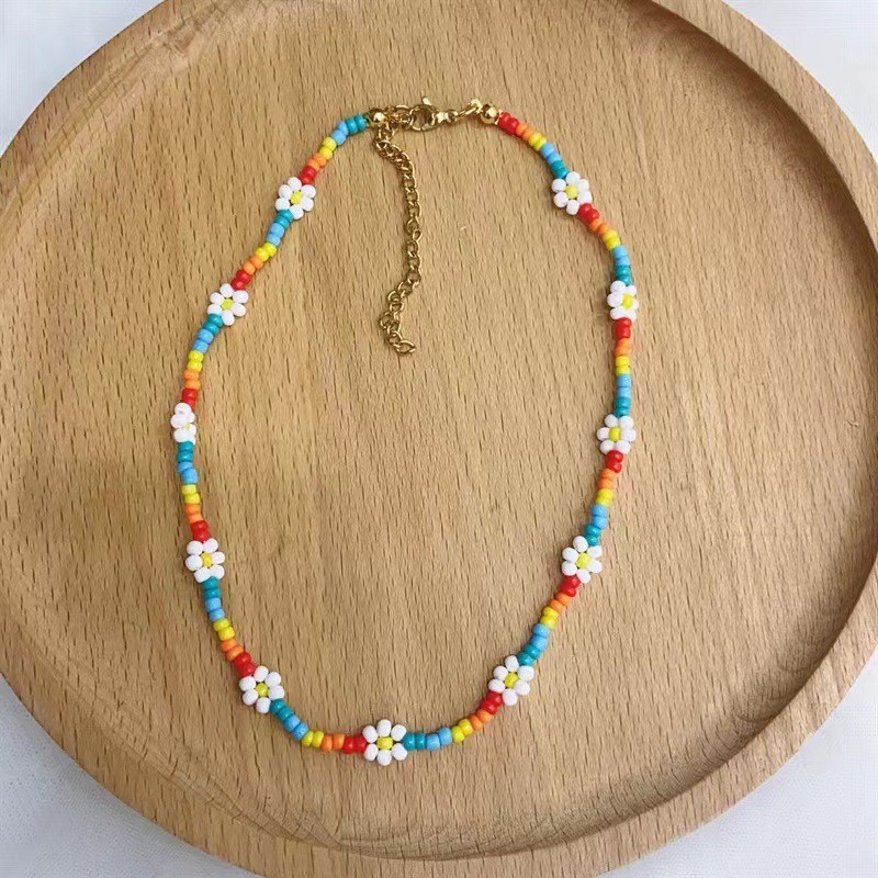 Collier de perles de rocaille en forme de fleur