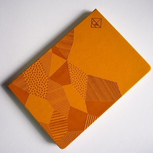 Venta al por mayor de cuaderno de China impresión personalizada B5 200 páginas cuaderno de papel con diseño estampado - Product Image 1