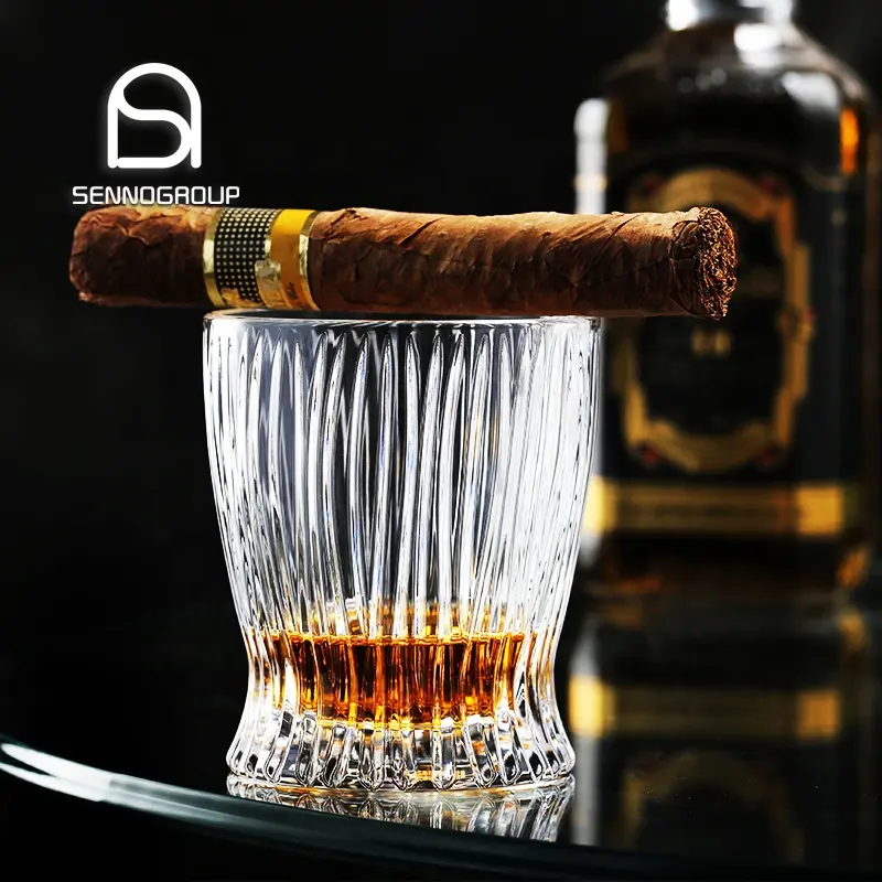 Commercio all'ingrosso whisky a strisce verticali di vetro whisky cristallo incisa whisky bicchieri incisi tazze di vetro di roccia