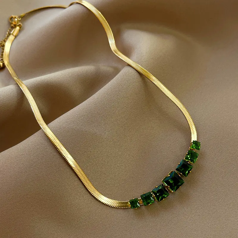 Kalung Choker Tulang Ular Datar Liontin Berlian Imitasi Kristal Hijau Zamrud Dapat Ditekuk Berlapis Emas 18K Baja Tahan Karat