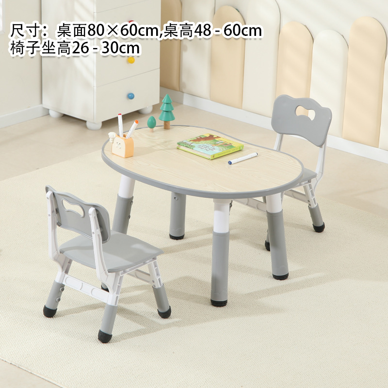 Une table et deux chaises en grain de bois gris.
