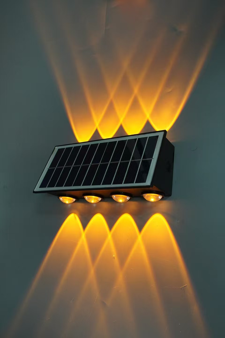 Lampada da parete solare a 8 luci, luce giallo dorato.