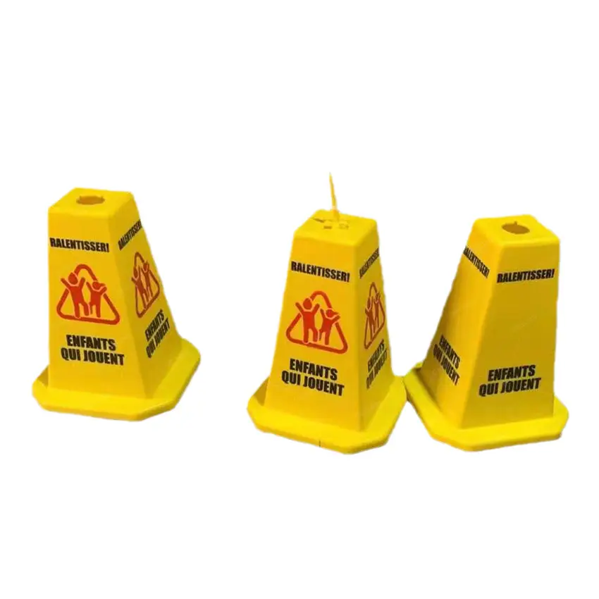 Geen Parkeerplaats Oranje Of Gele Kegel Met Veiligheidsverkeersbord Verkeersveiligheid Gele Plastic Natte Vloer Waarschuwingsbord Waarschuwingskegel