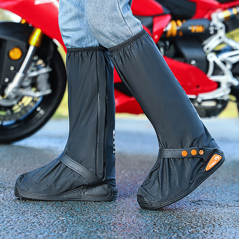 Cubrezapatos impermeables negros, de caña alta con correas integradas.
