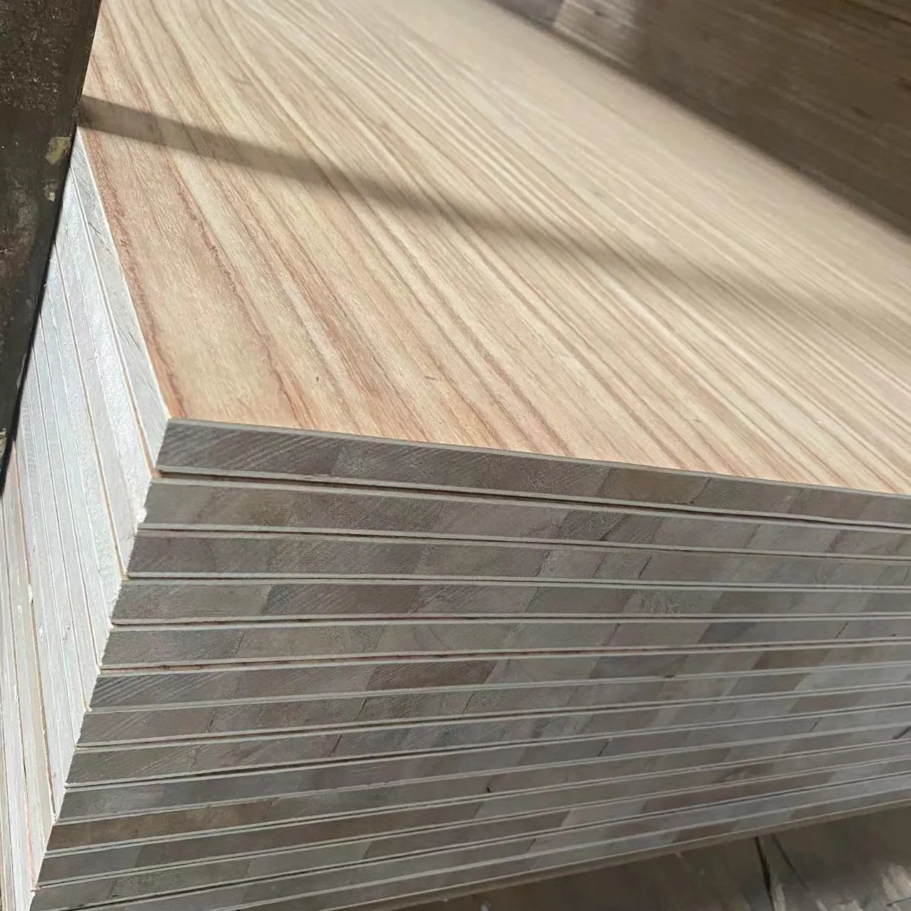 18mm 25mm quercia rossa falcata wood core block board con poliestere laminato bianco per mobile mobile