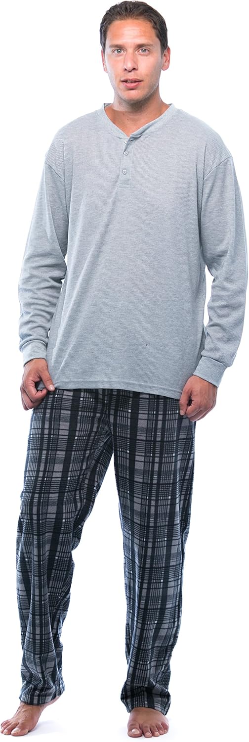 Negro con pantalón blanco y negro.