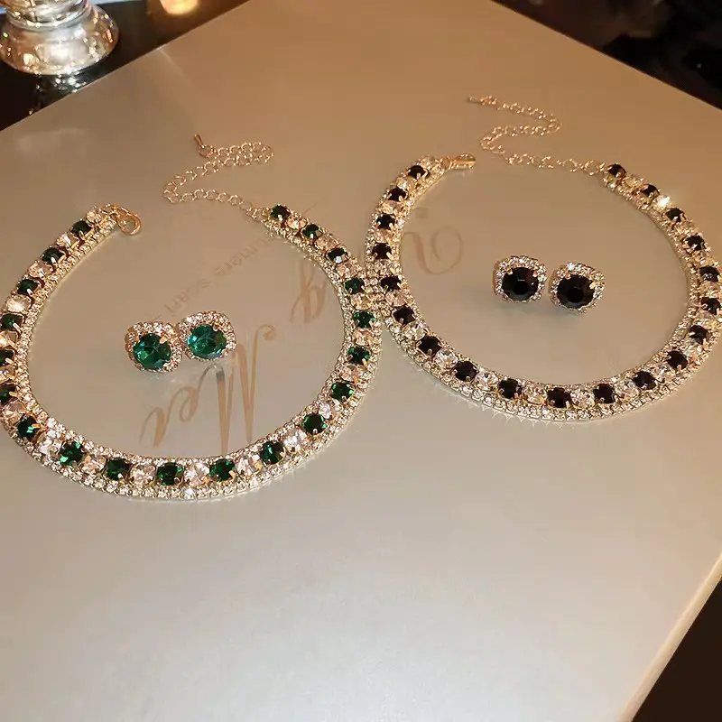 Set di gioielli di moda 2024 collana di orecchini francesi di lusso leggero retrò