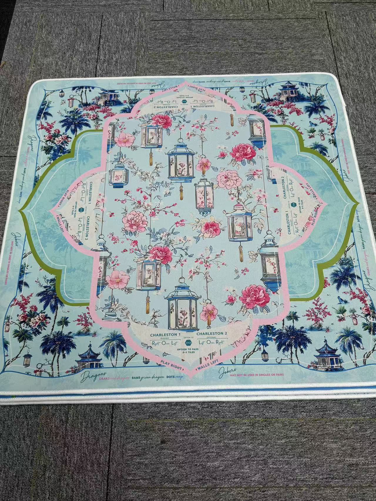 Fond bleu clair, motif floral de pivoines et lanternes chinoises.