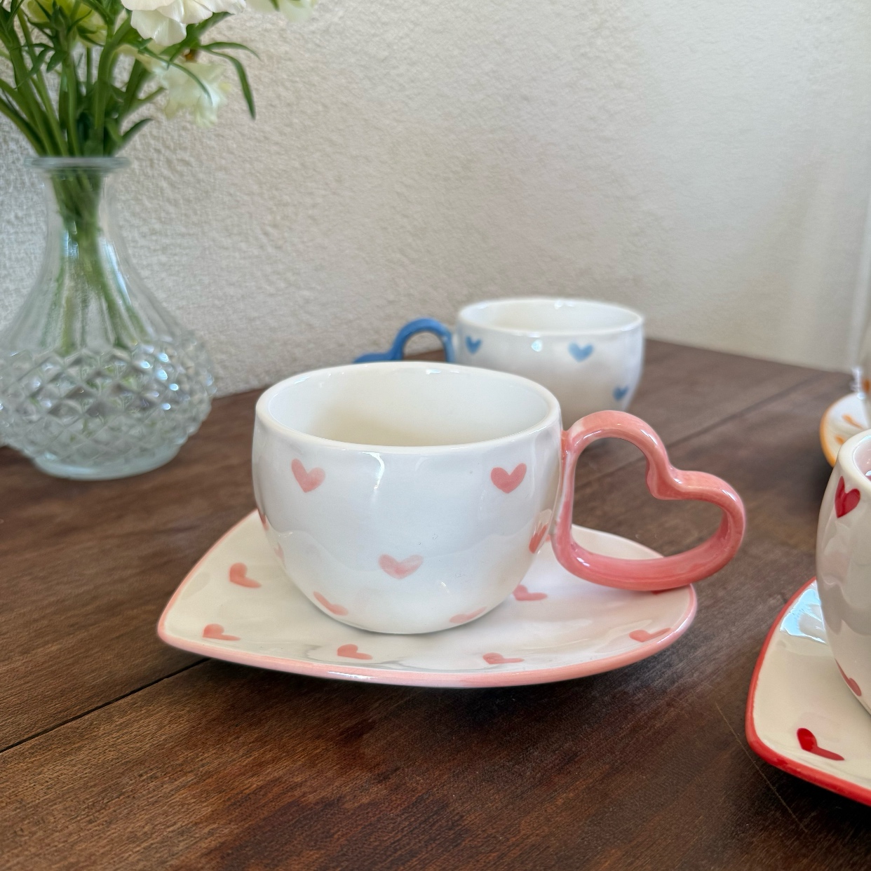 Tasse à anse en forme de cœur rose, 280 ml, avec soucoupe cœur.