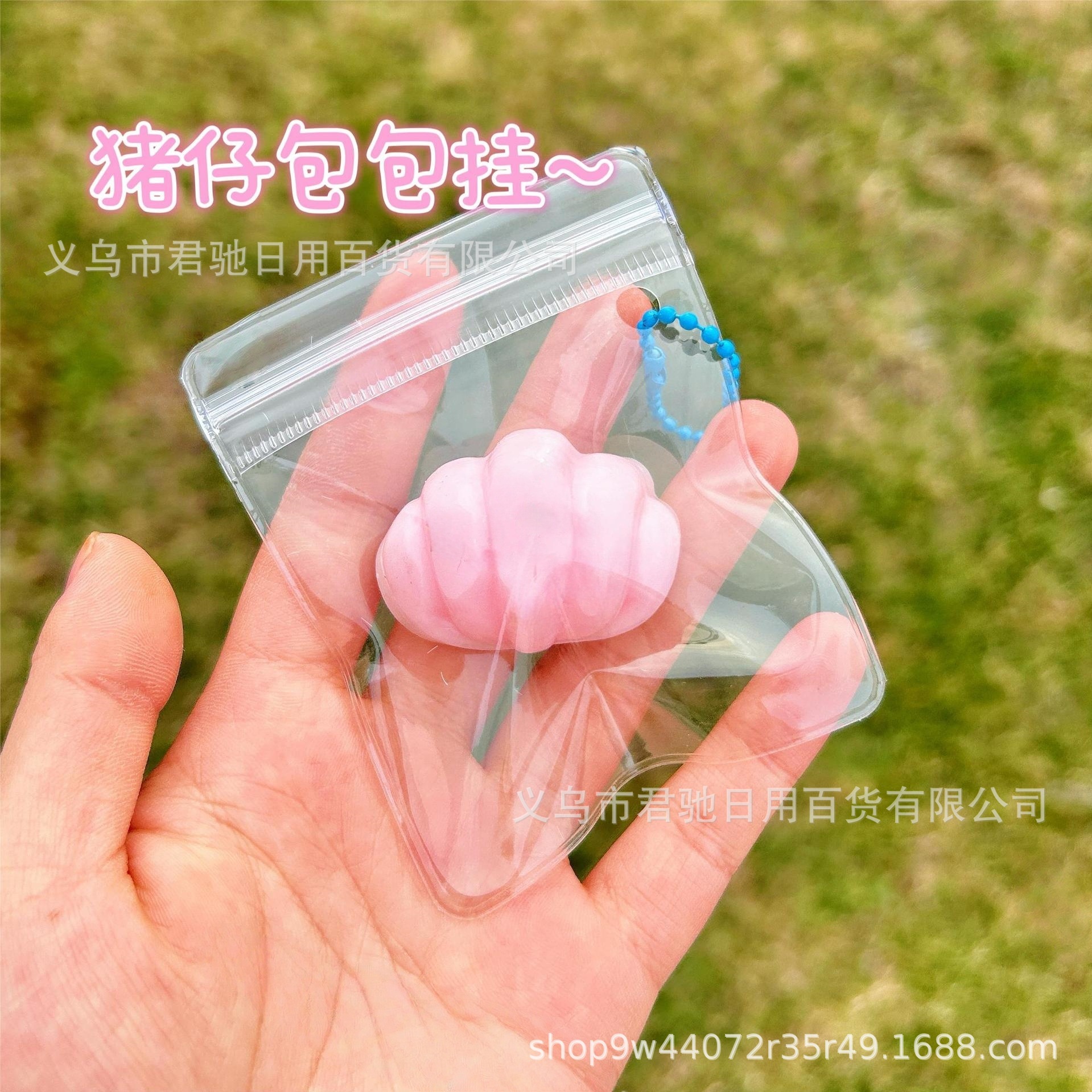 Cerdito rosa con nariz pequeña