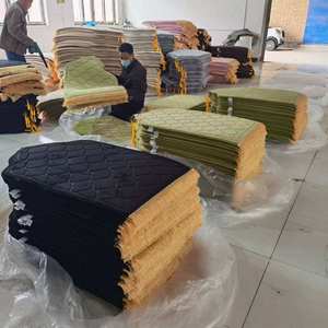 2024 yeni ekstra kalın müslüman flanel püskül halı taşınabilir kaymaz Mat kalın kabartmalı seccade halı kilim - Product Image 3