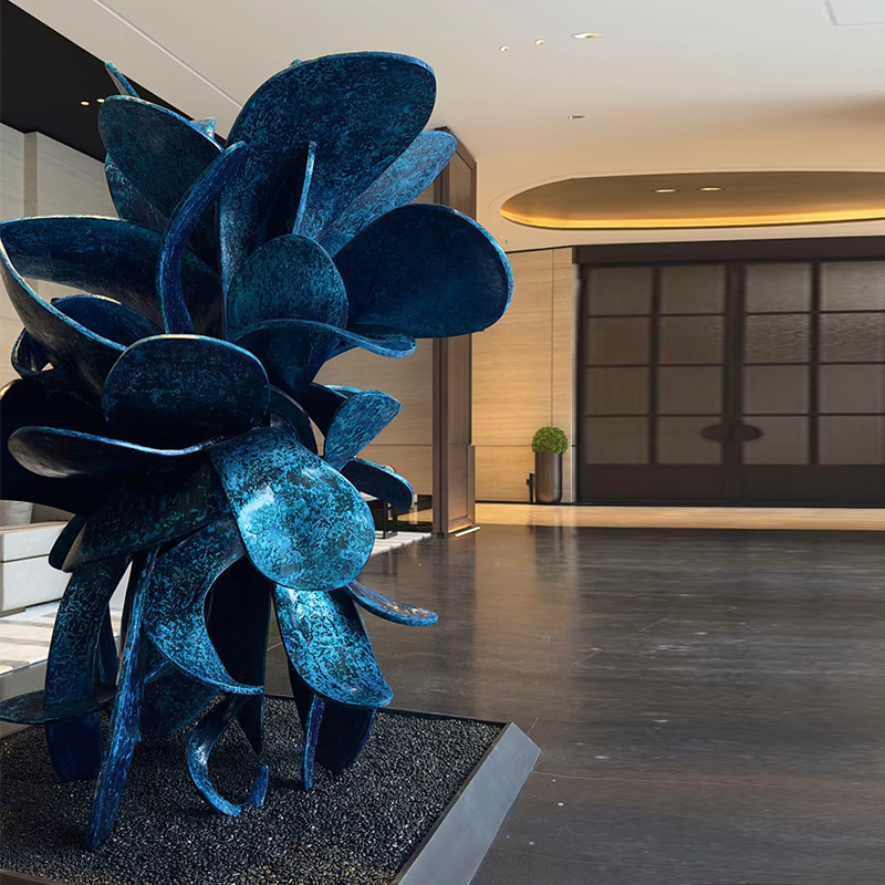 Sculpture de pétales bleus