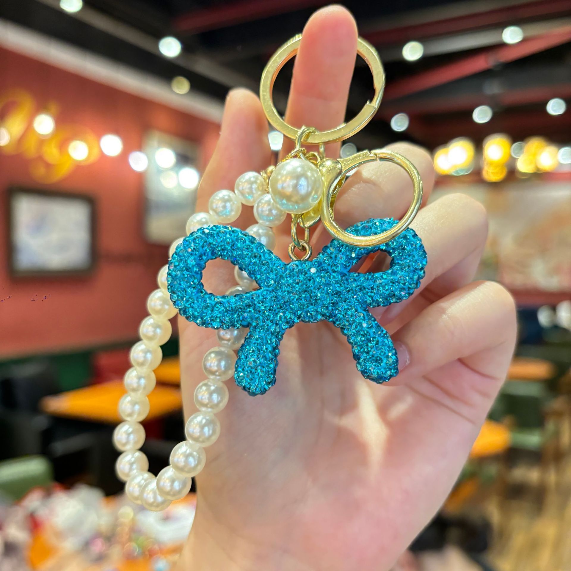 5. Lazo de cinta con cadena de perlas - Azul