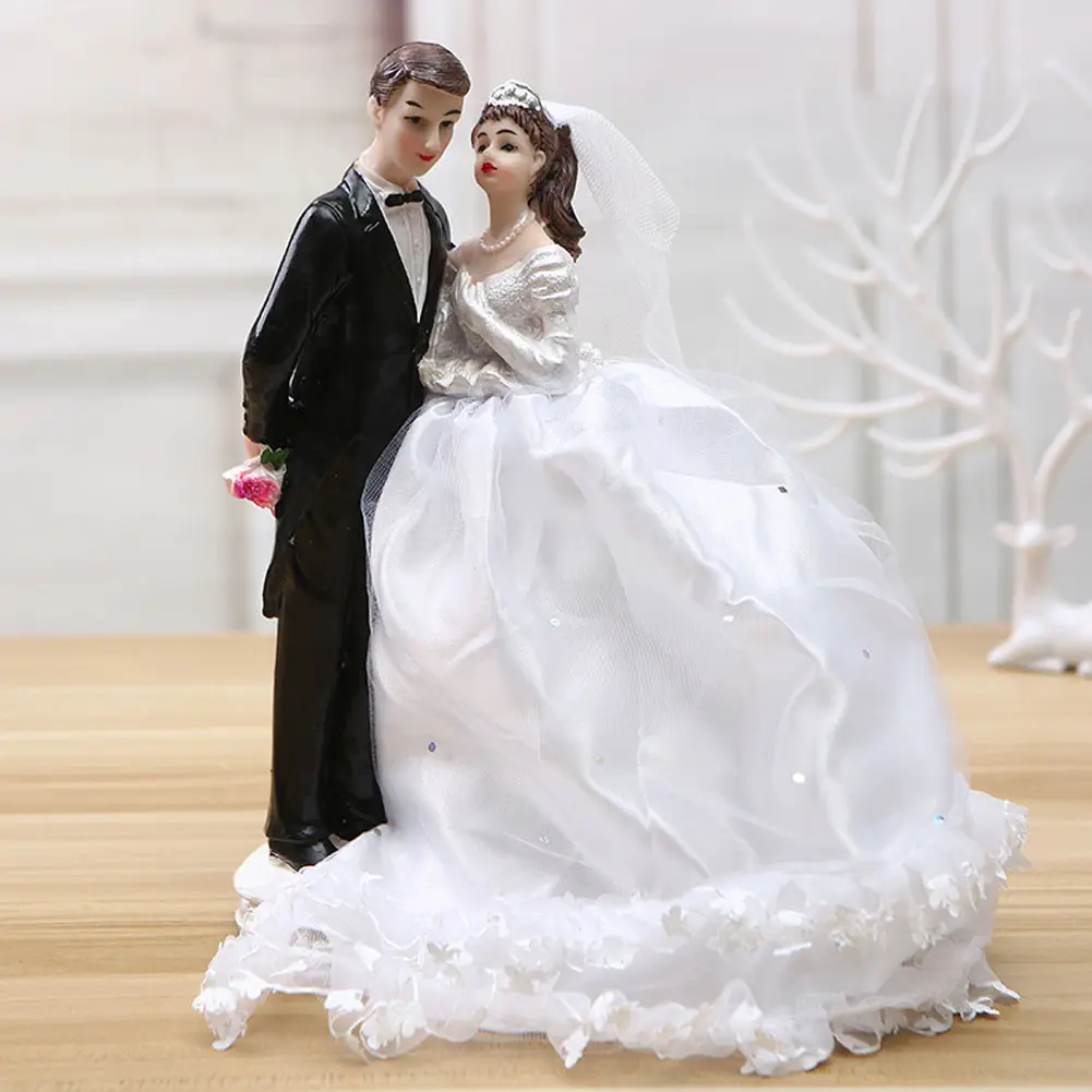 Resina de personagem de casamento, artesanato estilo ocidental bolo de casamento decorado com pequena maçaneta casamento romântico boneca de casal/