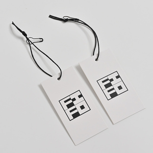 Etiquetas colgantes de papel de superficie mate personalizadas, etiquetas de ropa de lujo, etiquetas de precio de ropa para ropa, etiquetas colgantes con cuerda - Product Image 4