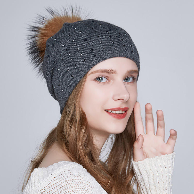 Gris foncé avec pompon marron