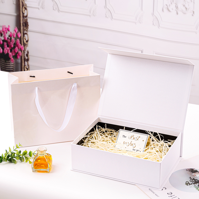 Boîte blanche en forme de livre + pochette cadeau + raphia + carte de vœux