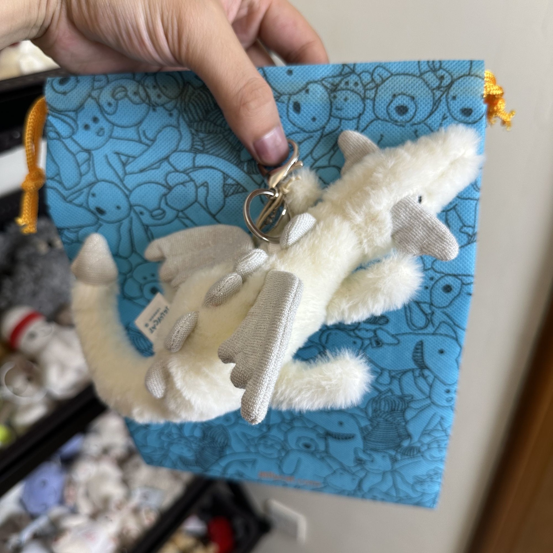 Pendentif dragon volant blanc