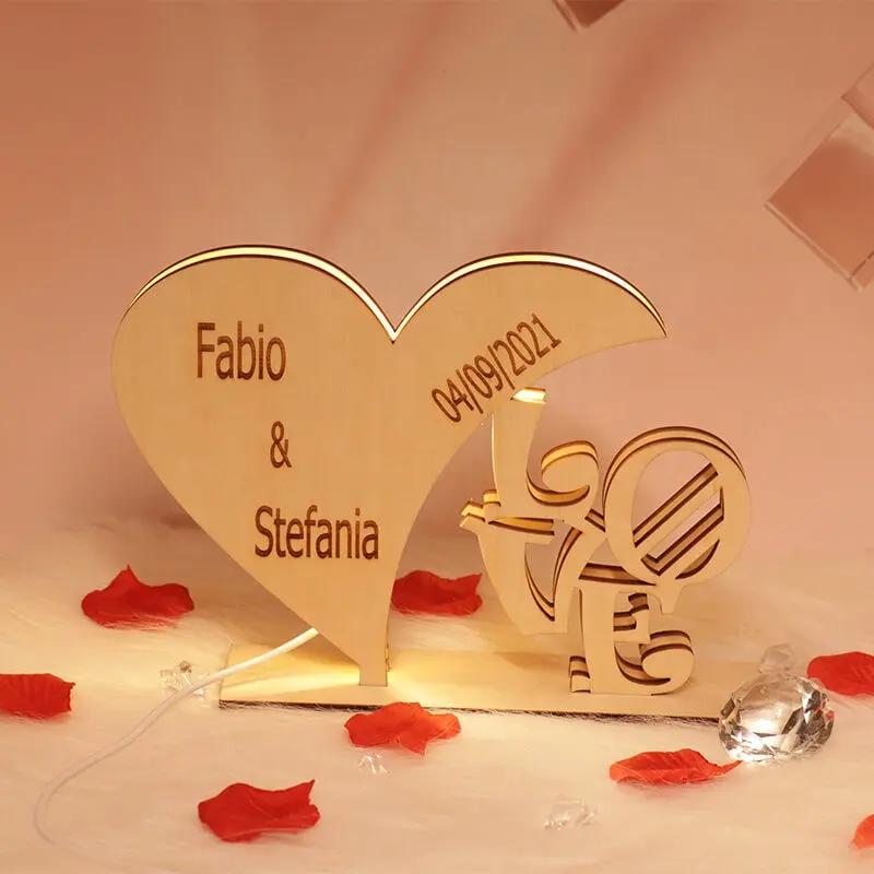 Tình Yêu hình trái tim dẫn đèn với nghệ thuật khắc trên nó và có một căn cứ bàn trang trí phòng ngủ Valentine của món quà cho các cặp vợ chồng