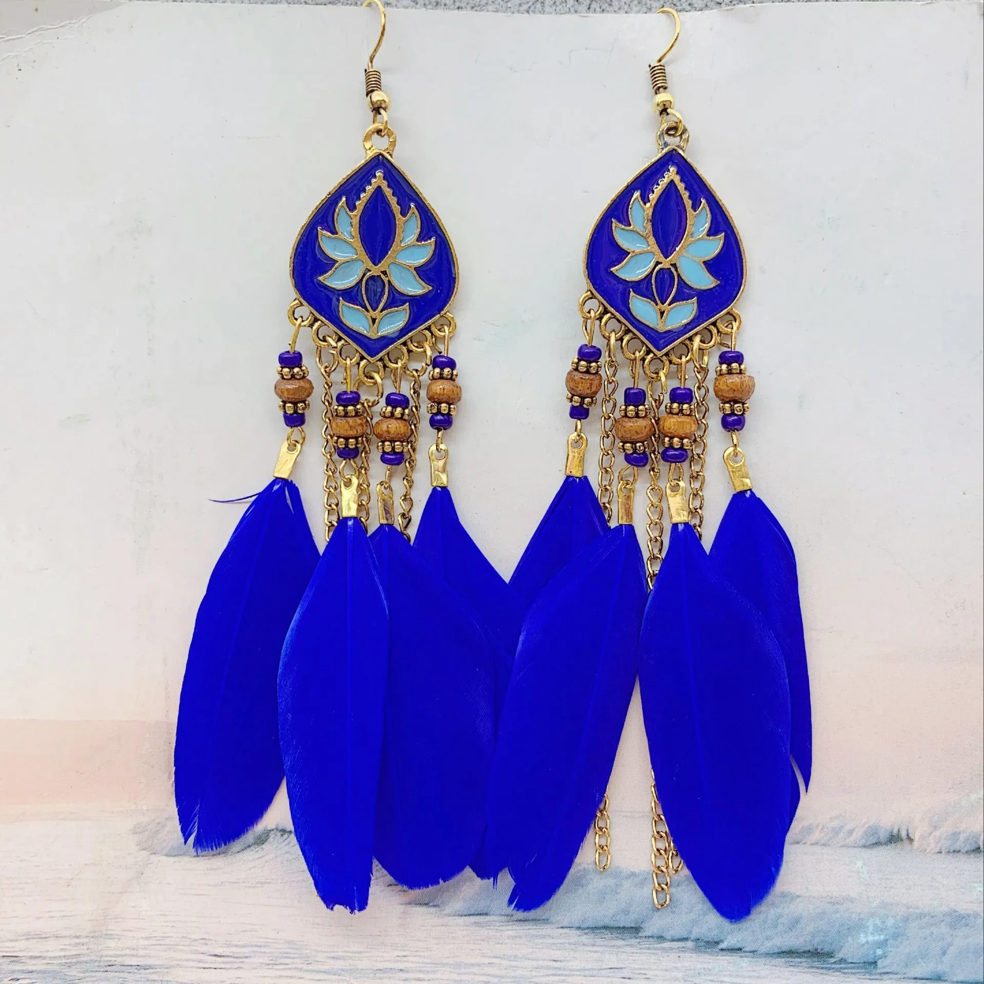 विंटेज प्राचीन सोने के लिए अफ्रीकी रंग प्रवृत्ति उज्ज्वल एनमेल लकड़ी के बीड श्रृंखला से महिलाओं के लिए शाही नीले नारंगी पंख ड्रॉप कान