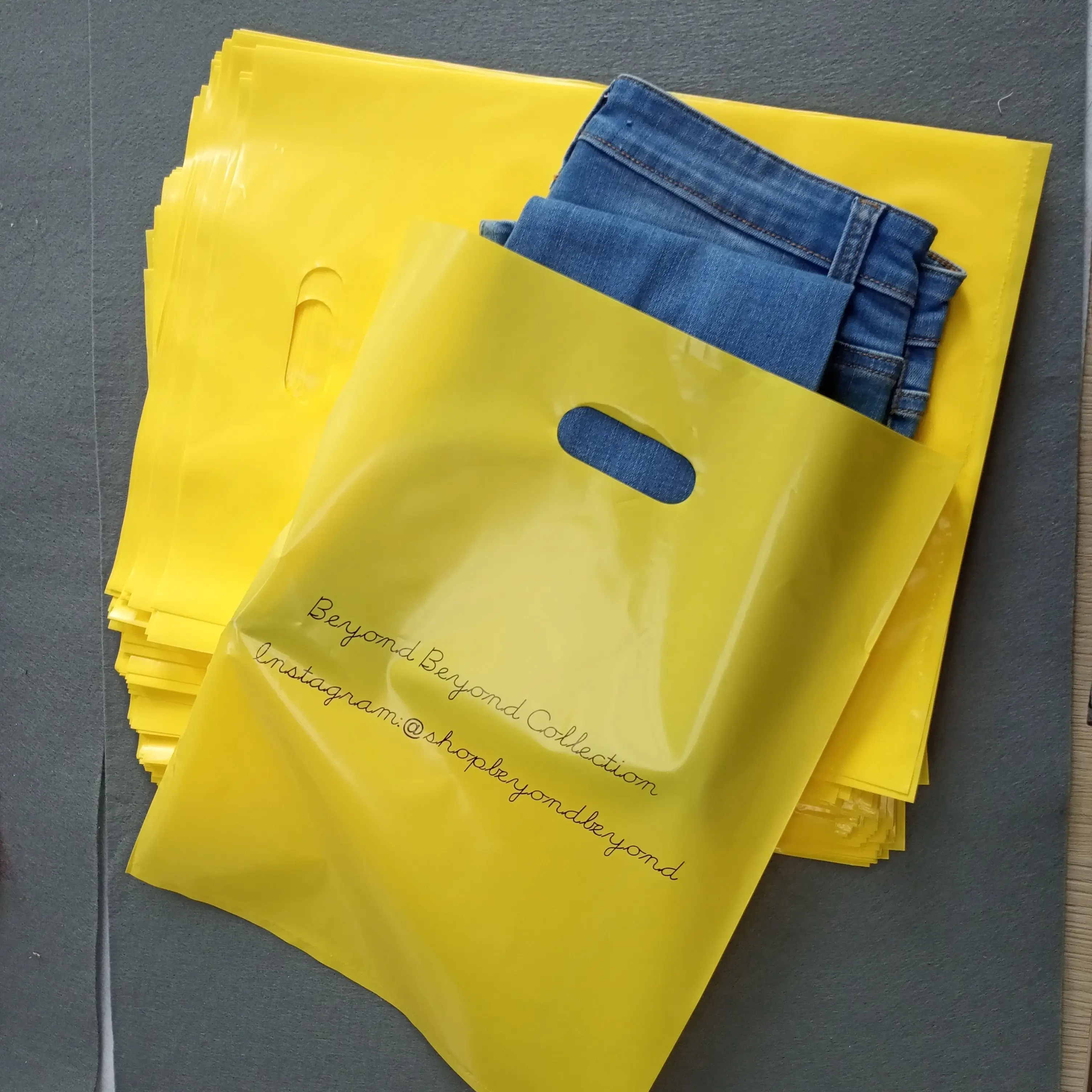 Saco de presente de plástico feito sob encomenda, saco amarelo da compra para logotipo