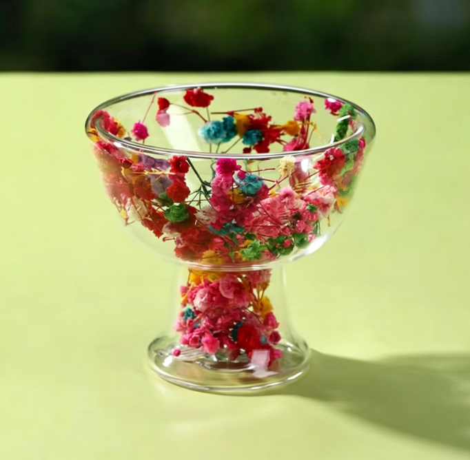 Souffle de bébé coloré dans une tasse de crème glacée