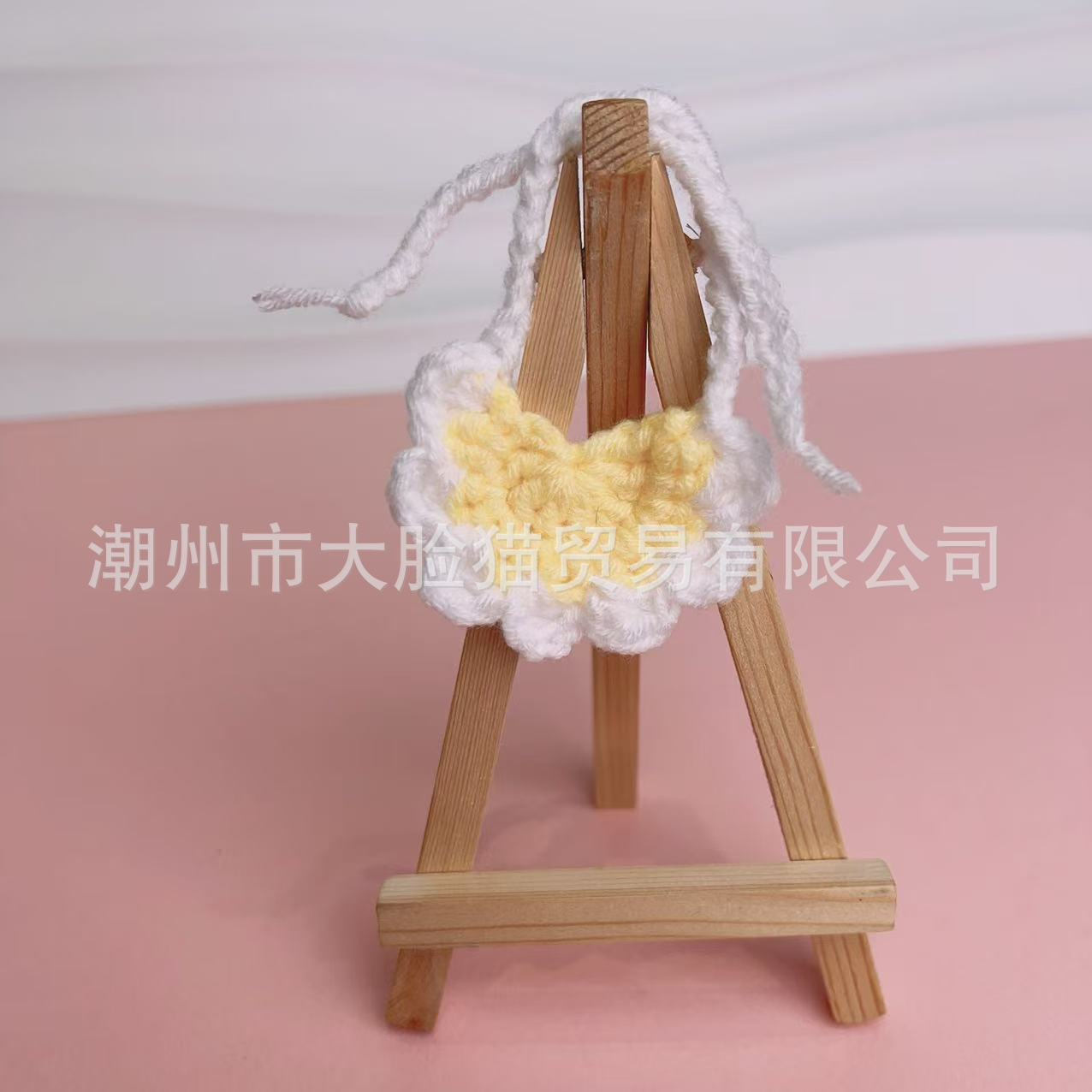 light yellow bib