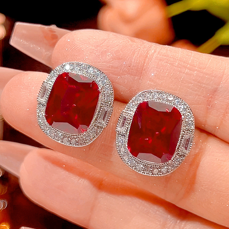 Boucles d'oreilles en corindon rouge