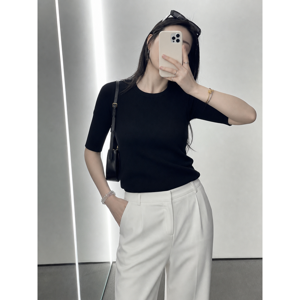 Haut en tricot noir et pantalon blanc