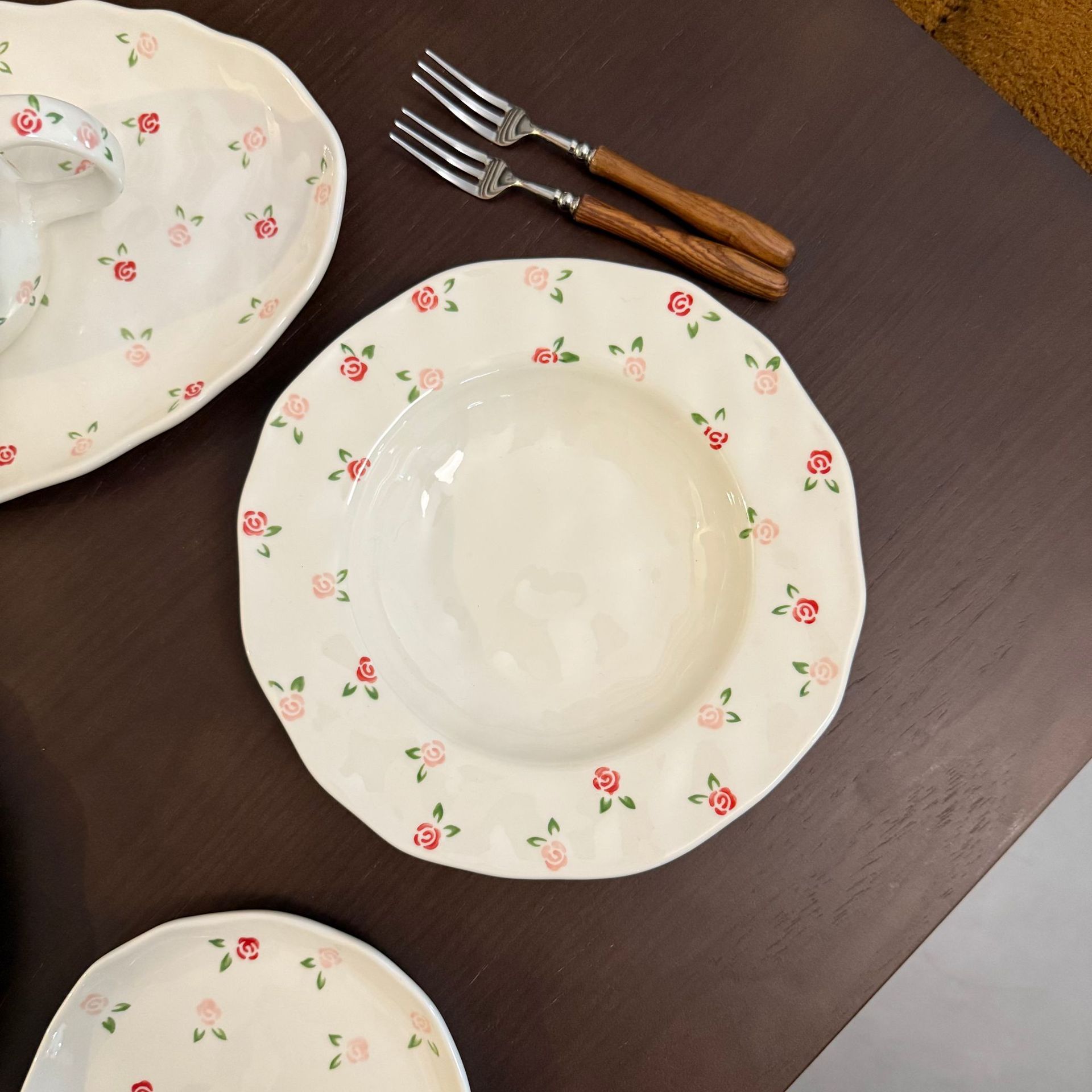 Plat creux façonné à la main - rouge rosé avec de petites fleurs brisées.