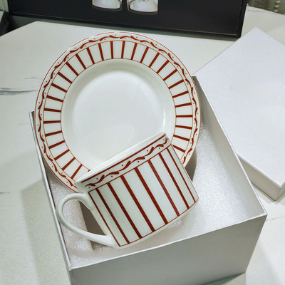 tasse et soucoupe rouges