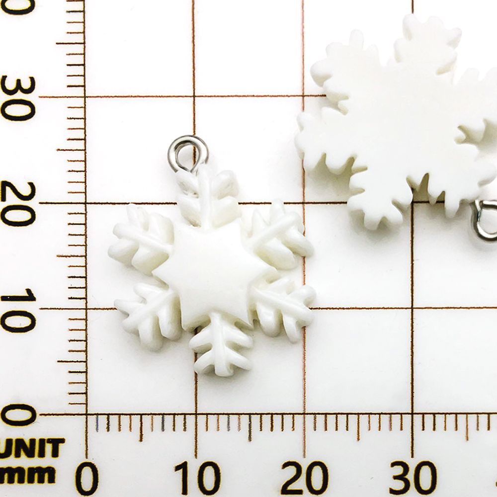 Un flocon de neige en résine blanche, 18*23 mm, 1,2 g, 17026 g.