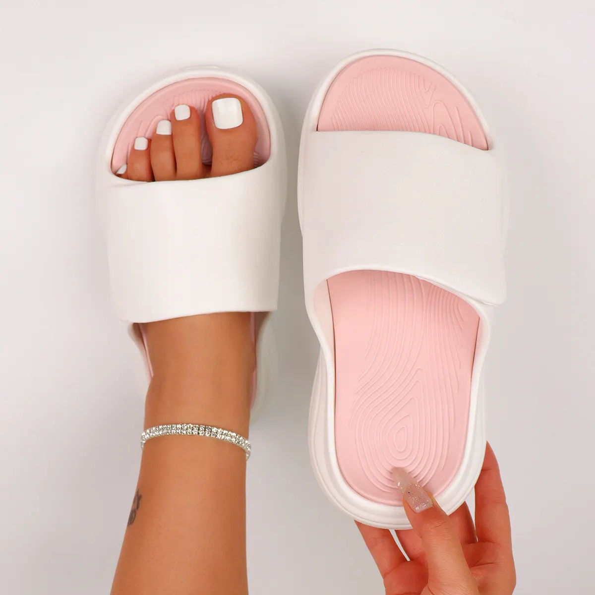 Ventas directas de fábrica Sandalias de mujer Nuevo diseño Último punta abierta Eva Zapatillas impermeables Sandalias de playa Mujeres