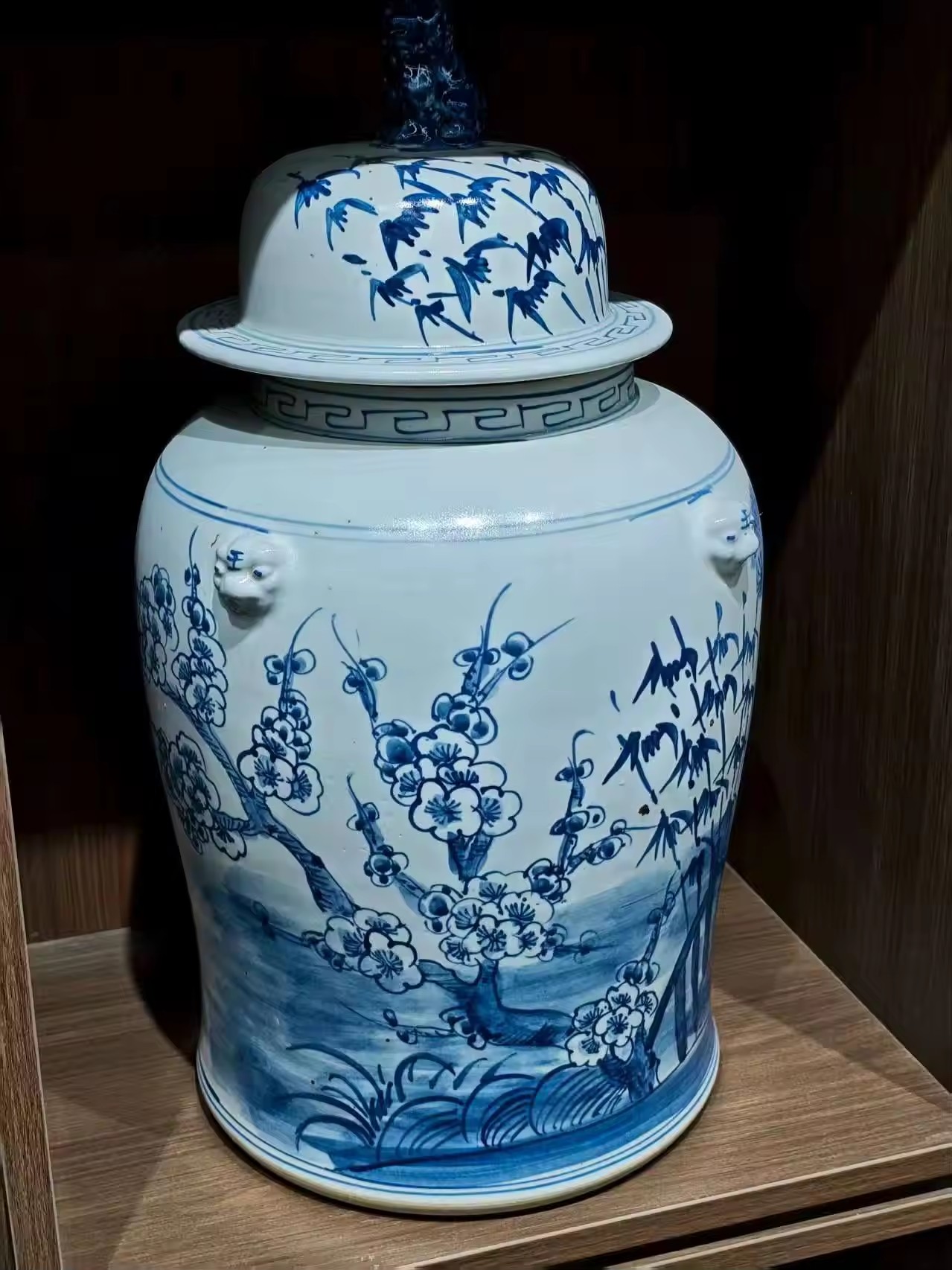 Fleur de prunier bleue et blanche