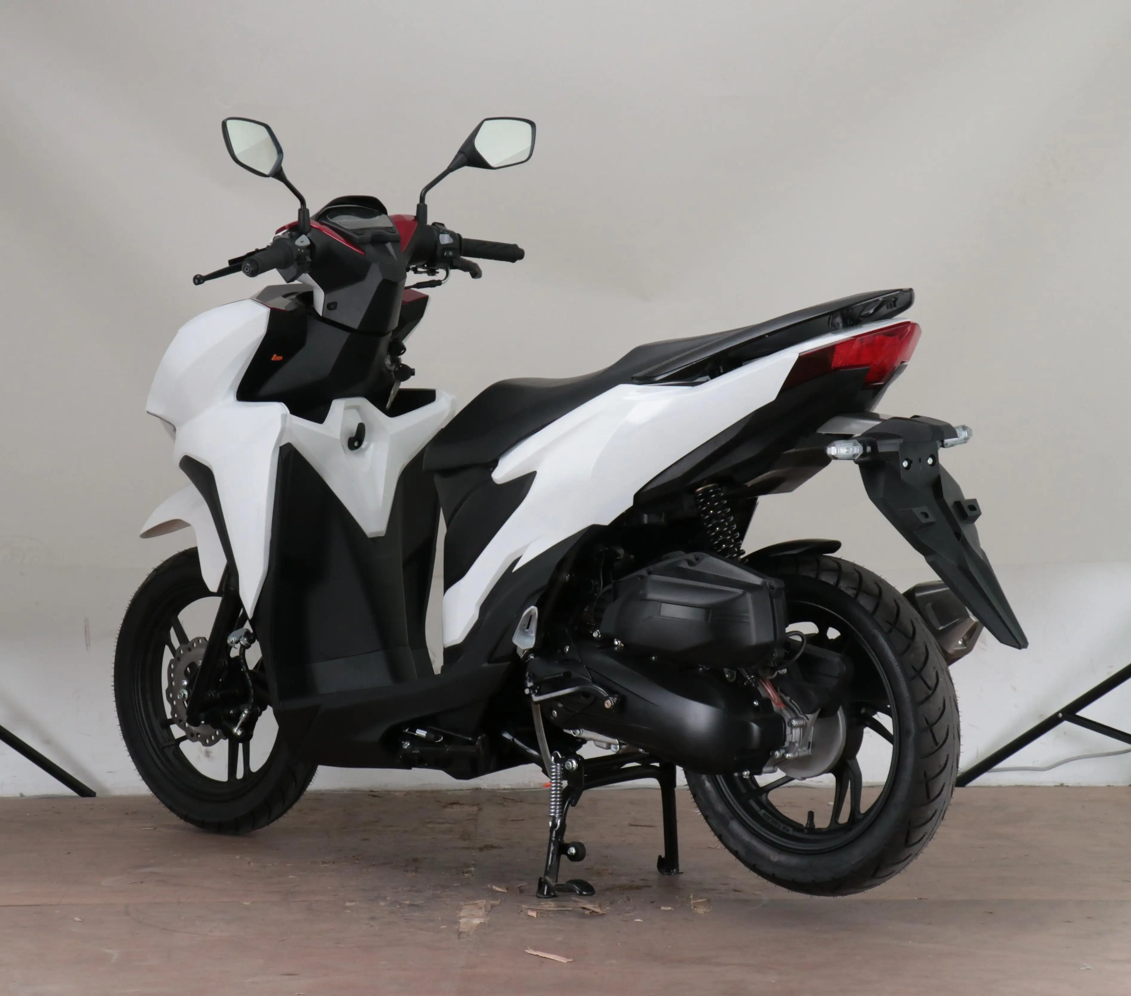 دراجة نارية صينية طراز جديد 150CC 4stroke مكربن مبرّد بالهواء أو ماء EFI مبرد 6.0kW/دورة في الدقيقة