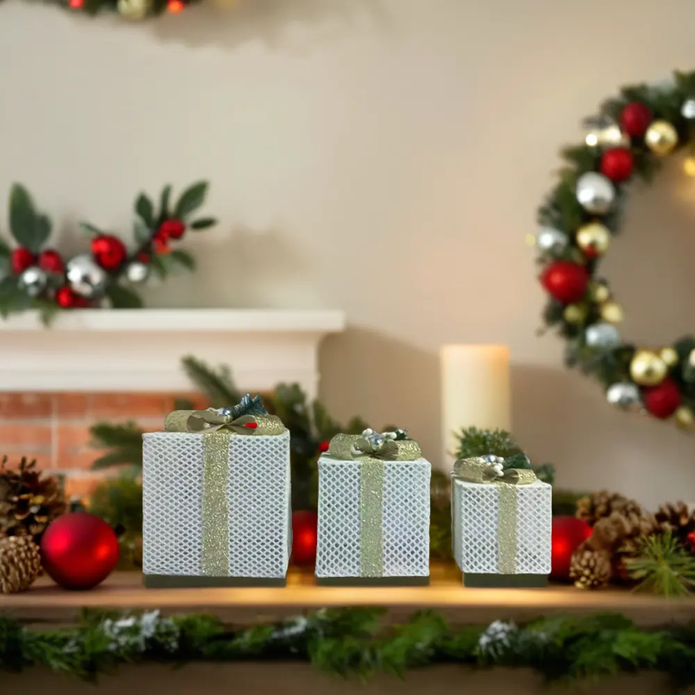 Set tiga ornamen Natal putih hangat dalam kotak hadiah memancarkan cahaya putih yang nyaman