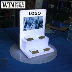 Bán buôn tùy chỉnh thương hiệu hiện đại thân thiện với môi l-hình dạng <span class=keywords><strong>Acrylic</strong></span> chai nước hoa hiển thị đứng cho cửa hàng bán lẻ trình bày - Product Image 4