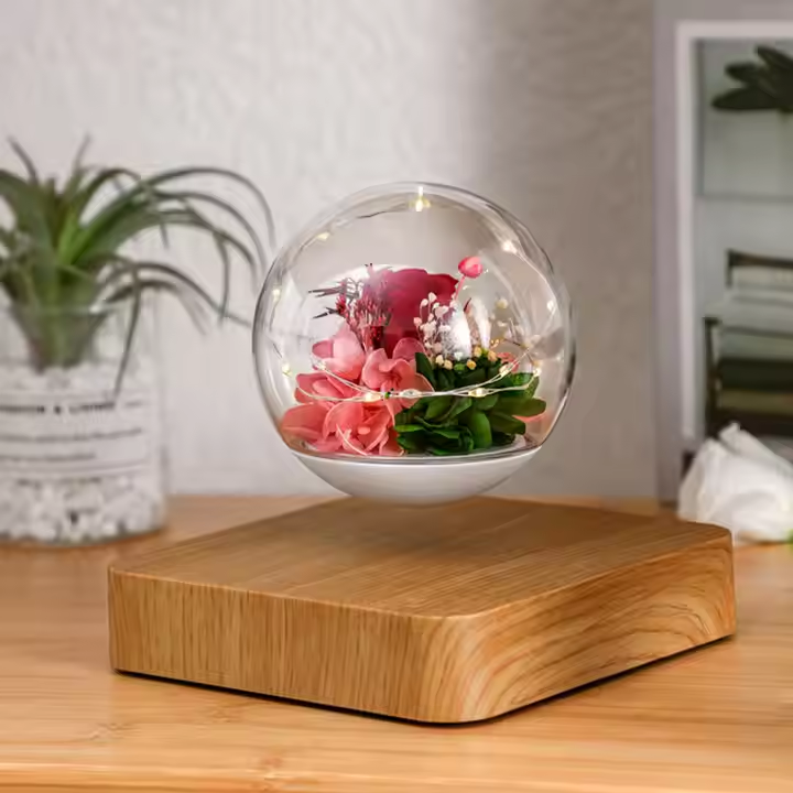 Base en bois clair avec boule de fleurs