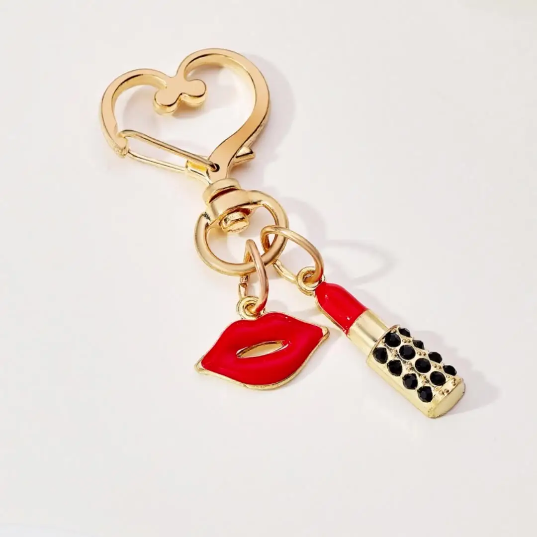 2023 도매 아연 합금 골드 모조 다이아몬드 빨간 입술 열쇠 고리 매력 섹시한 여성 가방 열쇠 고리