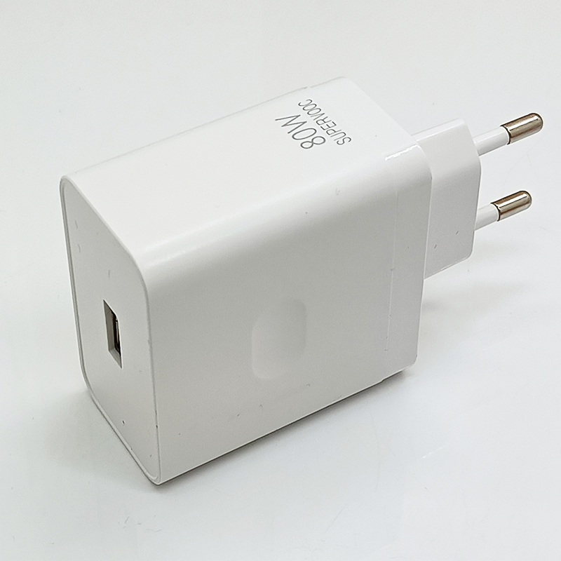 Enchufe europeo blanco de 80 W.