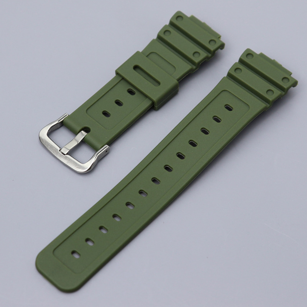 Verde con hebilla plateada.