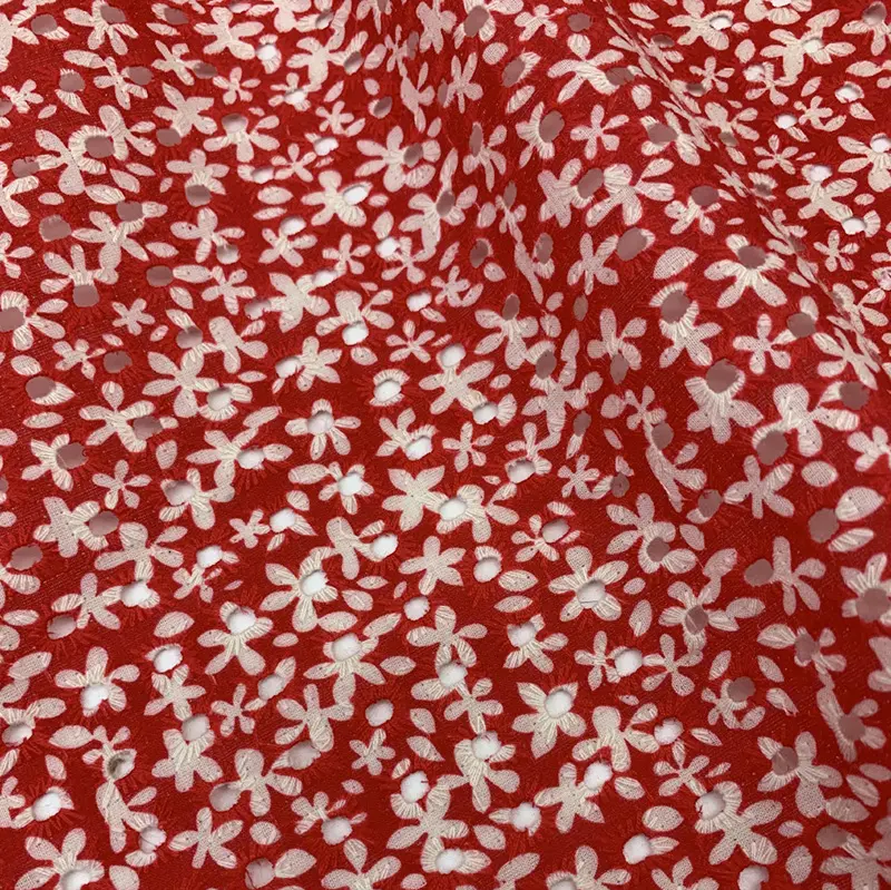 Tessuto ricamato con occhielli in cotone geometrico stampato digitale floreale rosso bianco diretto in fabbrica per abito SS181026-EMB10