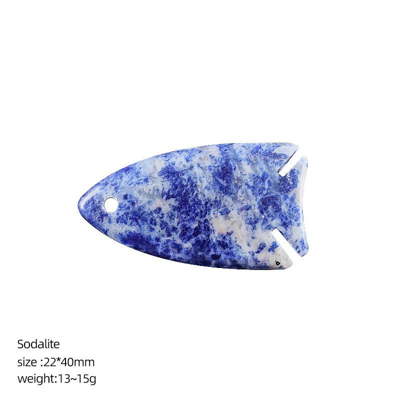 Ciondolo a forma di pesce con testa larga in pietra blu.
