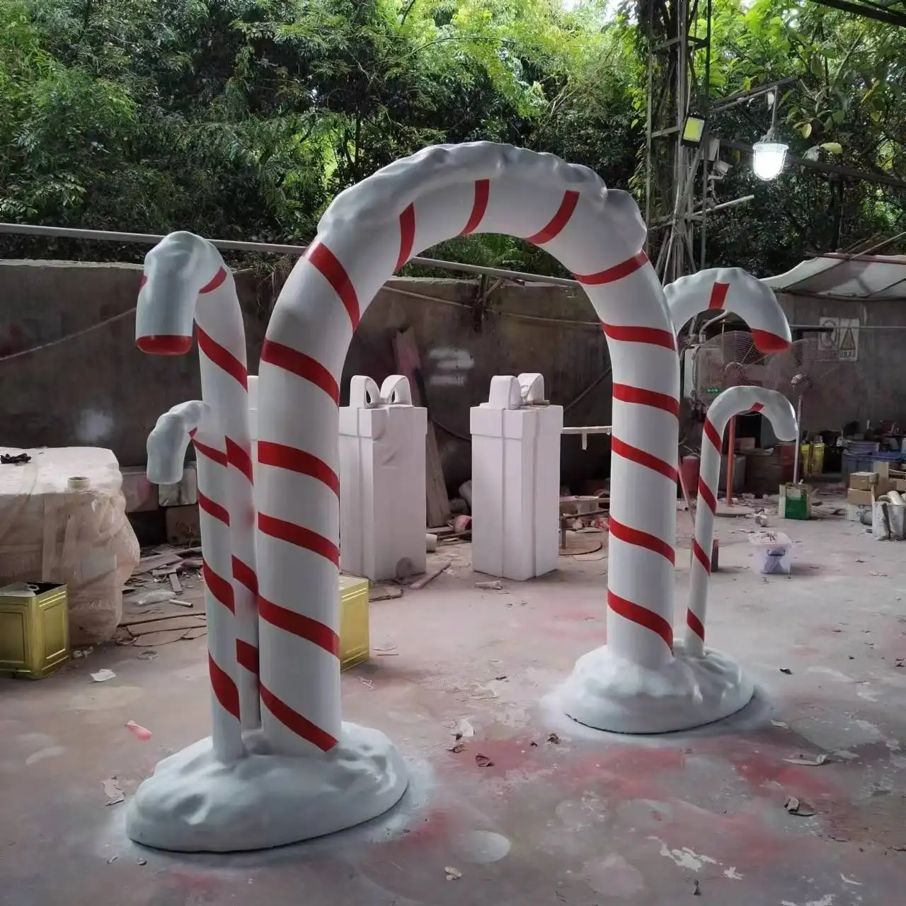 Figuras de fibra de vidrio, piruleta grande para exteriores, bastón de caramelo, adornos navideños, adornos, arco navideño gigante para interiores