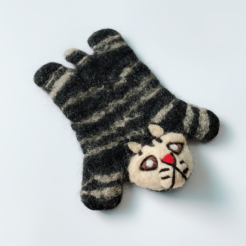 Tigre noir à bouche rouge-18*11cm