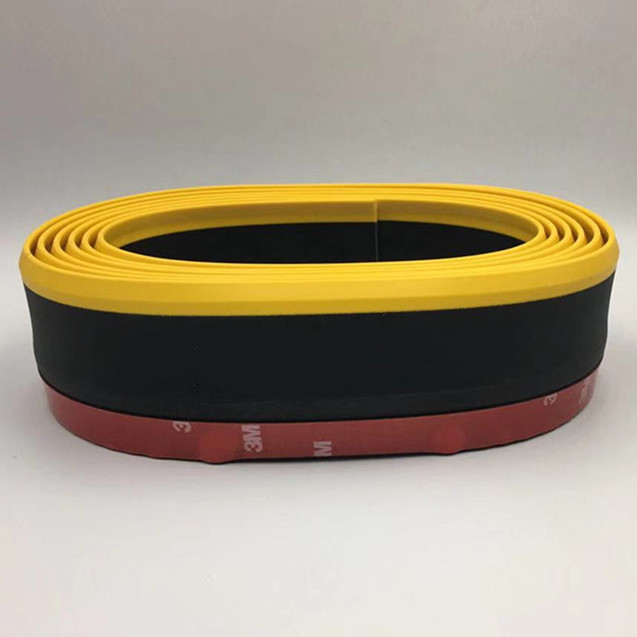 Nero con finiture in giallo