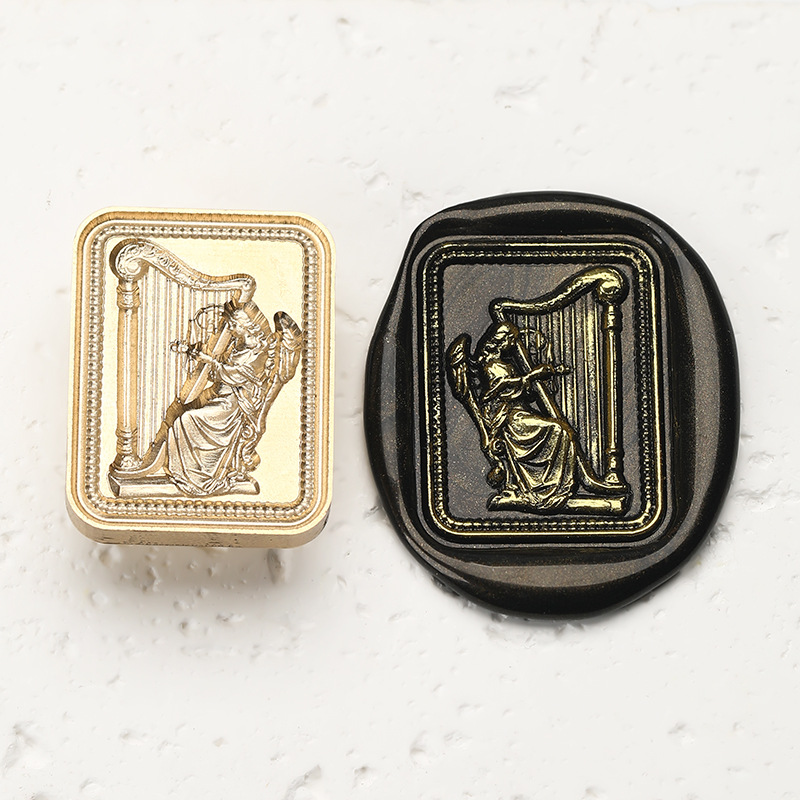 Ange jouant de la harpe (Relief irrégulier, 24,3 mm x 30,7 mm)