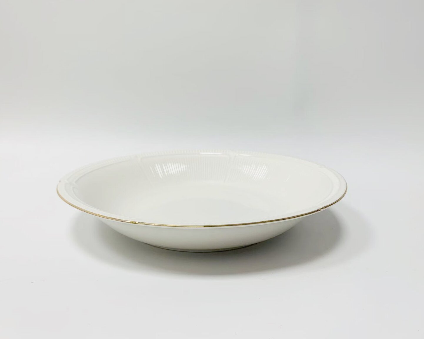 assiette à pâtes blanche de 9 pouces